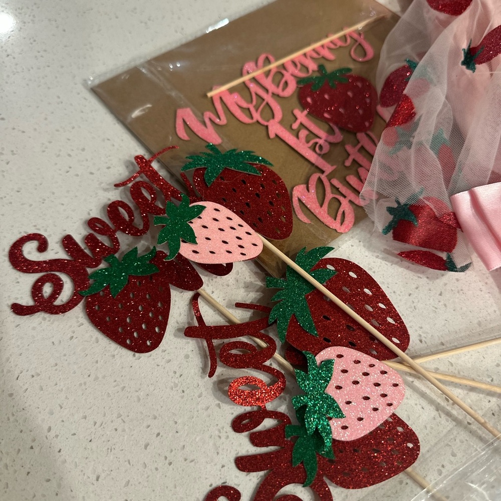 🍓🎀Berry first birthday Outfit and decor! 🎀🍓 - Picture 11 of 14